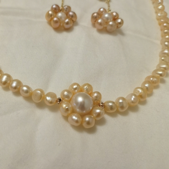 Natural freshwater pearl necklace and earrings set. - Picture 2 of 5